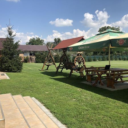 Bed and Breakfast Gyongyvirag Panzio Turia Exterior foto